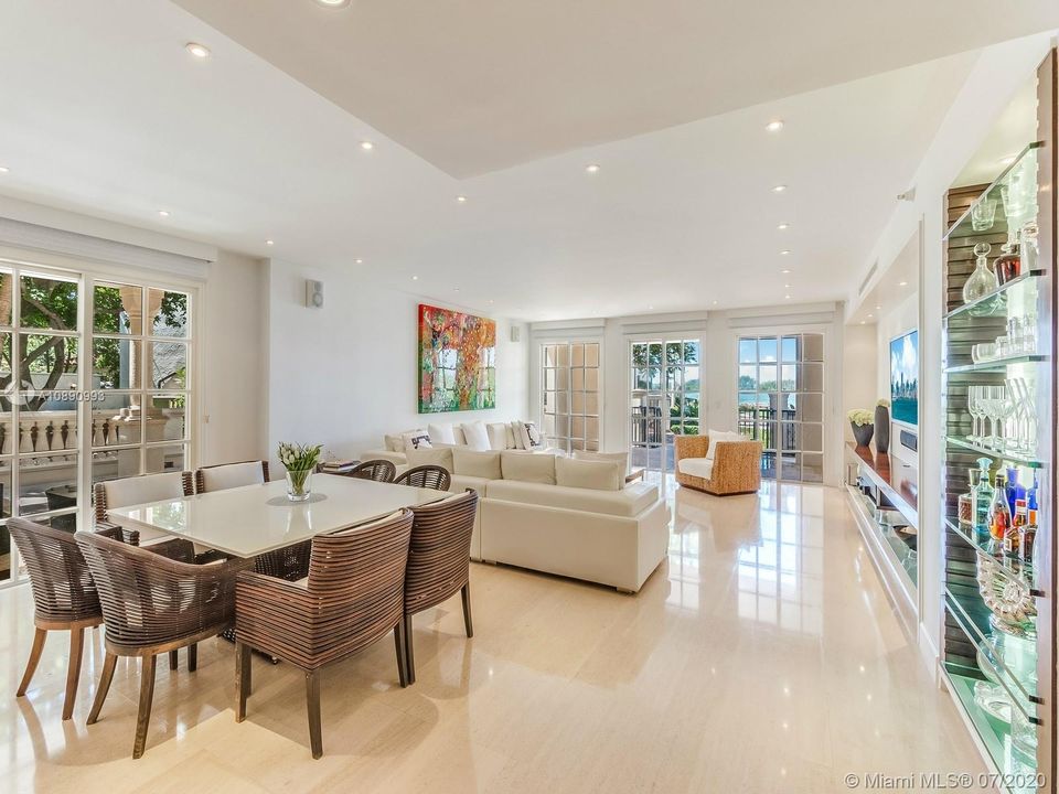 Recently Sold: $1,995,000 (3 beds, 3 baths, 2744 Square Feet)