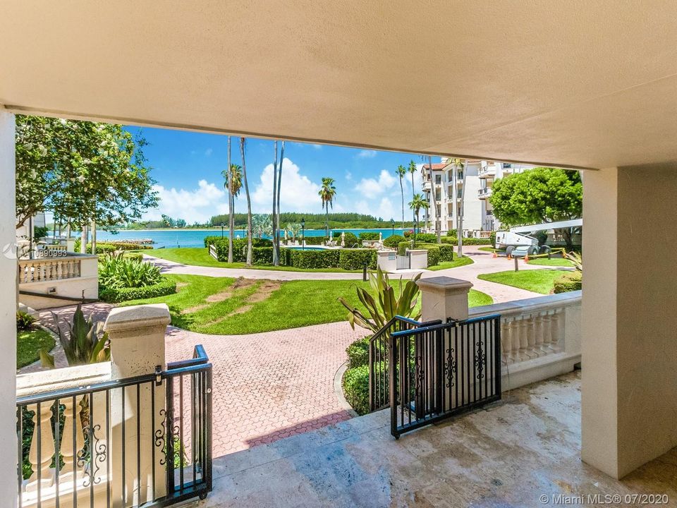 Recently Sold: $1,995,000 (3 beds, 3 baths, 2744 Square Feet)