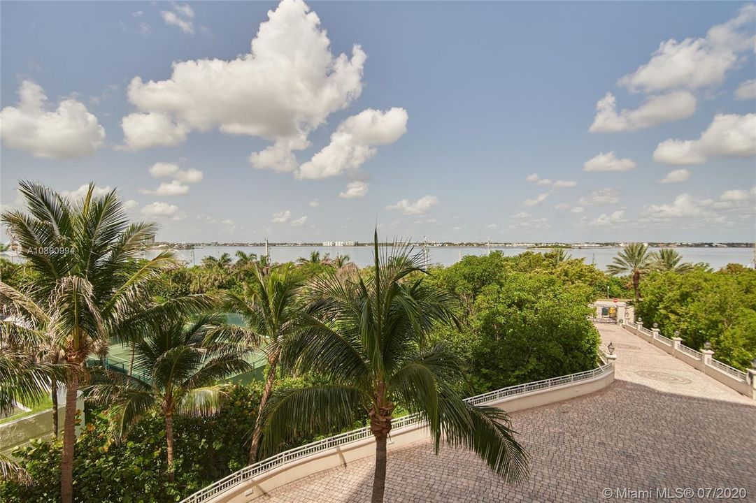 最近售出: $1,300,000 (3 贝兹, 3 浴室, 2904 平方英尺)