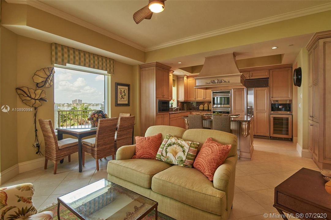 最近售出: $1,300,000 (3 贝兹, 3 浴室, 2904 平方英尺)