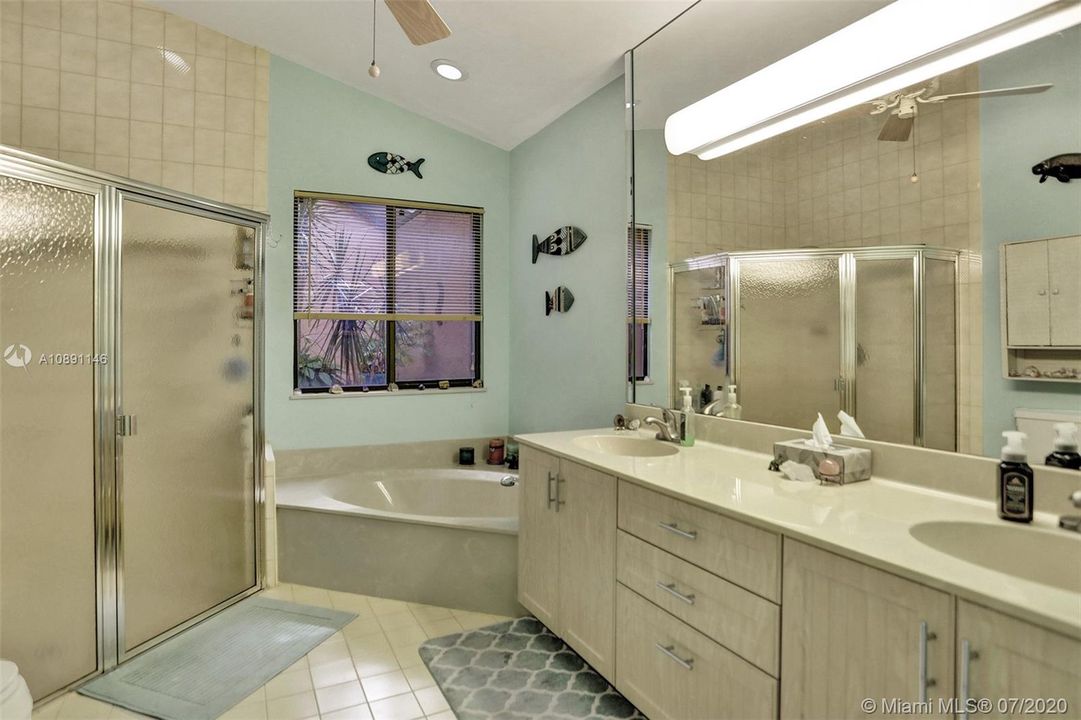 最近售出: $440,000 (3 贝兹, 2 浴室, 2044 平方英尺)
