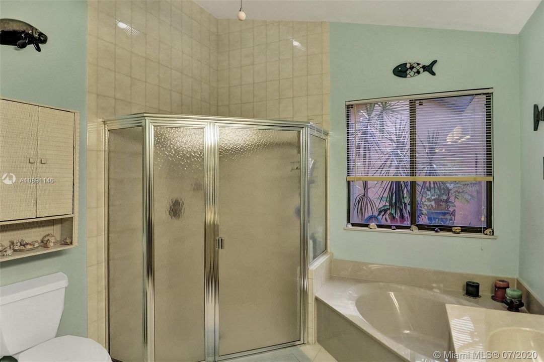最近售出: $440,000 (3 贝兹, 2 浴室, 2044 平方英尺)