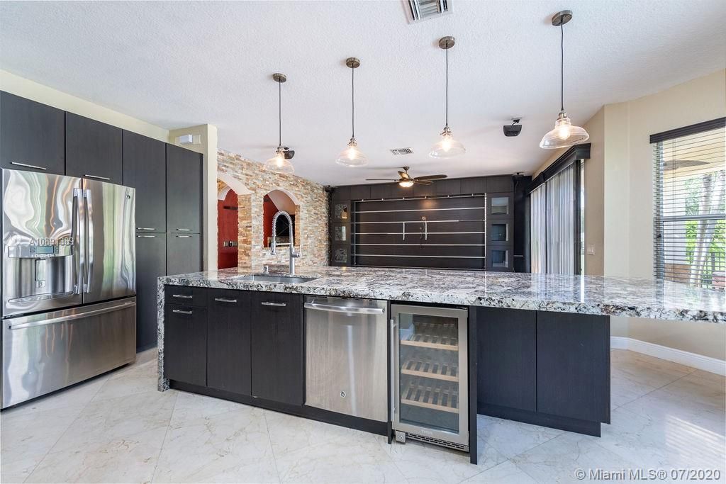 最近售出: $594,900 (5 贝兹, 3 浴室, 3612 平方英尺)