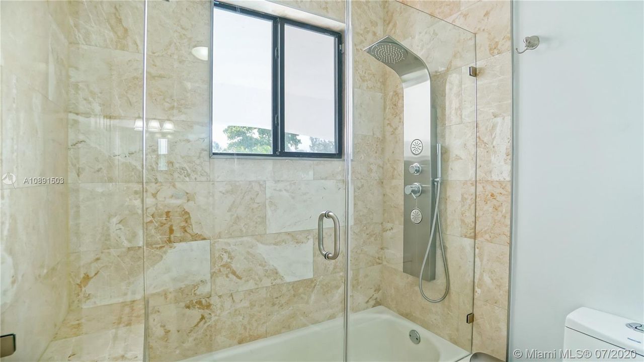 Recientemente alquilado: $9,900 (5 camas, 5 baños, 4696 Pies cuadrados)