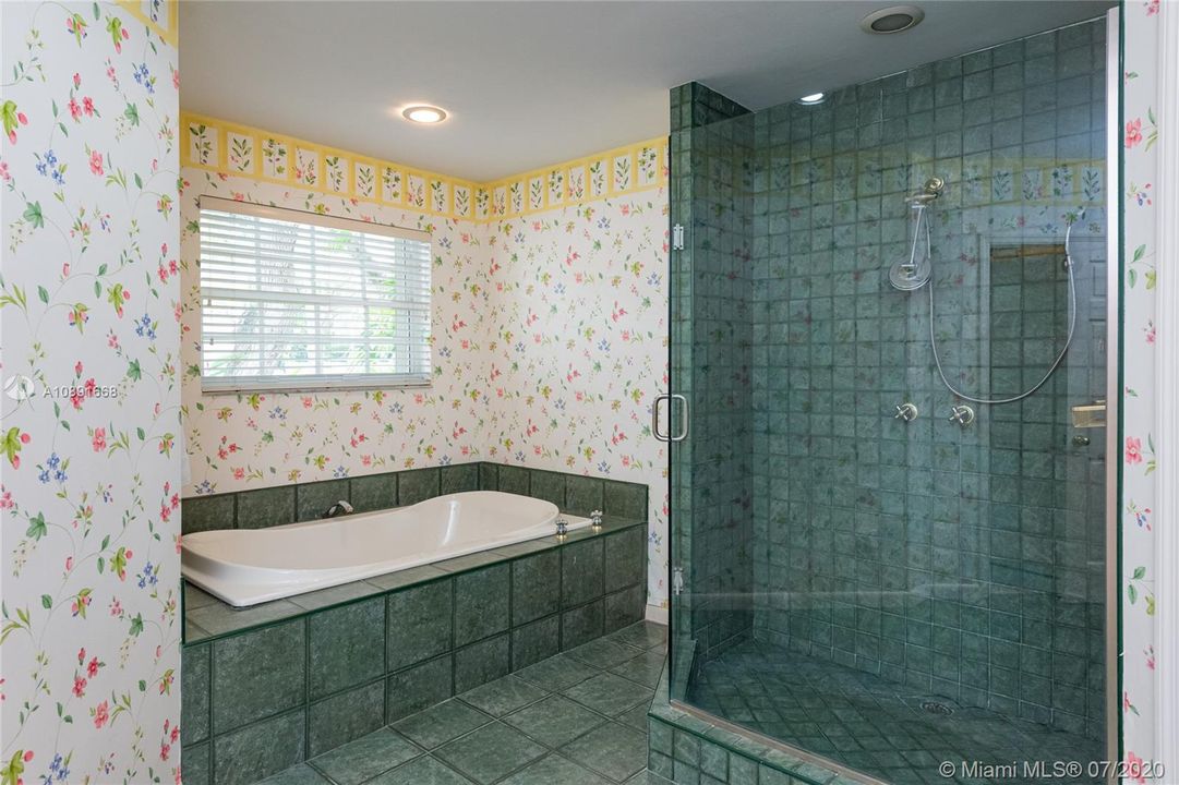 最近售出: $2,175,000 (4 贝兹, 4 浴室, 3846 平方英尺)