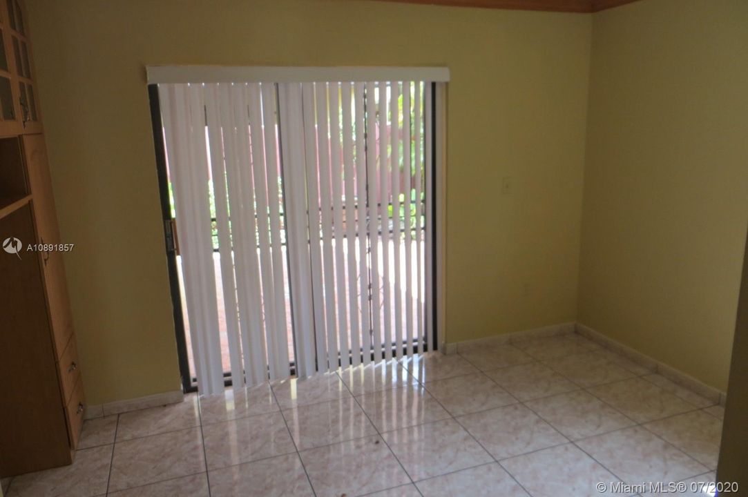 FAMILY RM AND DOOR OUT TO PATIO
