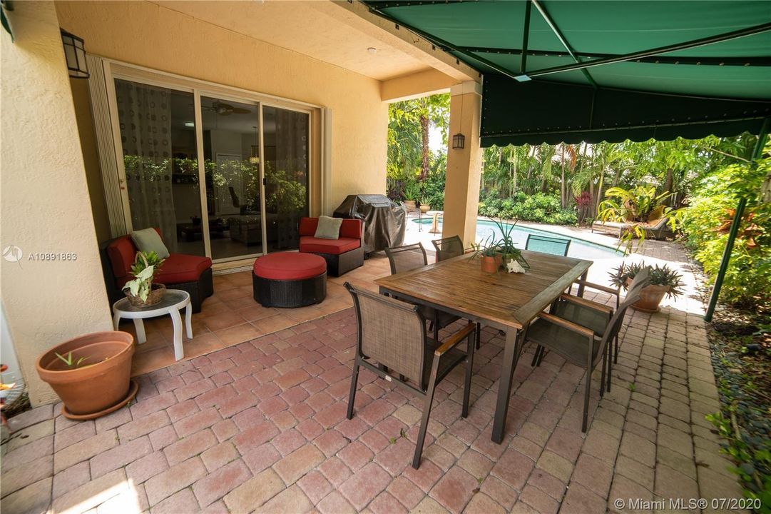 Vendido Recientemente: $595,000 (4 camas, 3 baños, 2663 Pies cuadrados)