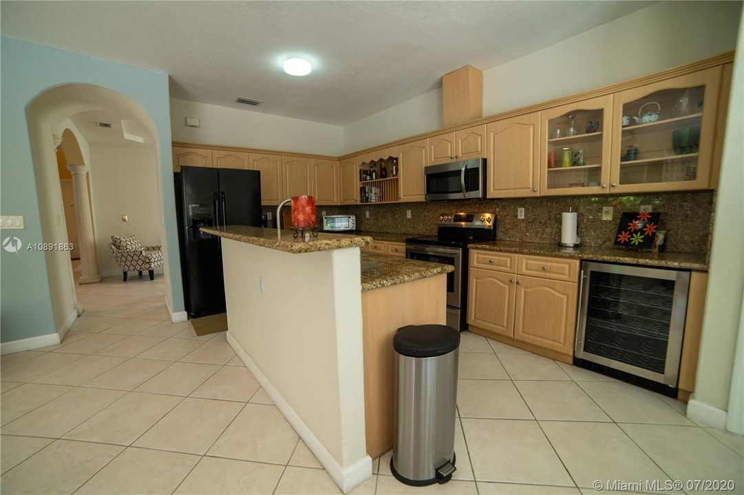 Vendido Recientemente: $595,000 (4 camas, 3 baños, 2663 Pies cuadrados)