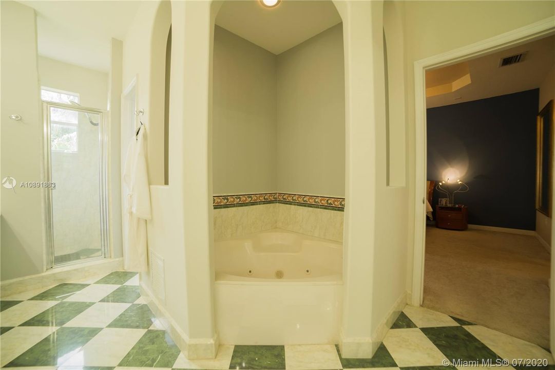 Vendido Recientemente: $595,000 (4 camas, 3 baños, 2663 Pies cuadrados)