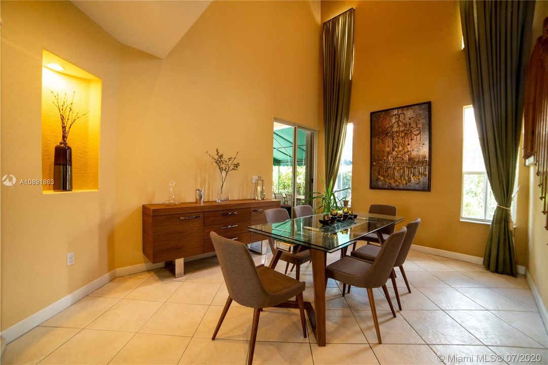 Vendido Recientemente: $595,000 (4 camas, 3 baños, 2663 Pies cuadrados)