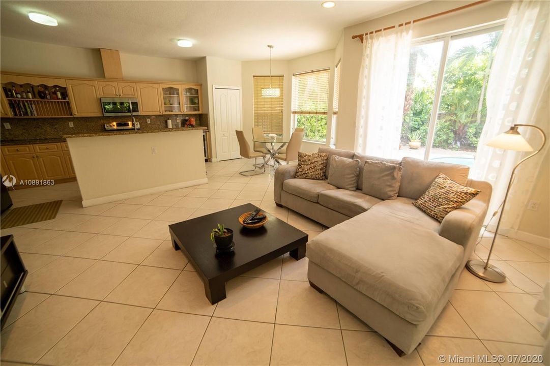 Vendido Recientemente: $595,000 (4 camas, 3 baños, 2663 Pies cuadrados)
