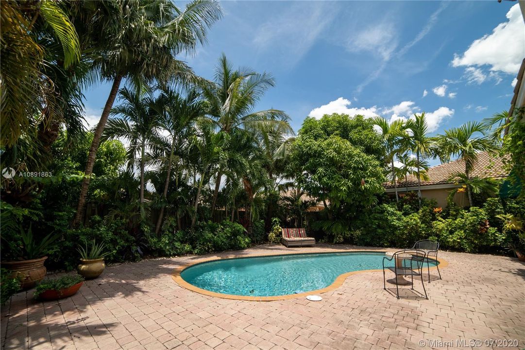 Vendido Recientemente: $595,000 (4 camas, 3 baños, 2663 Pies cuadrados)