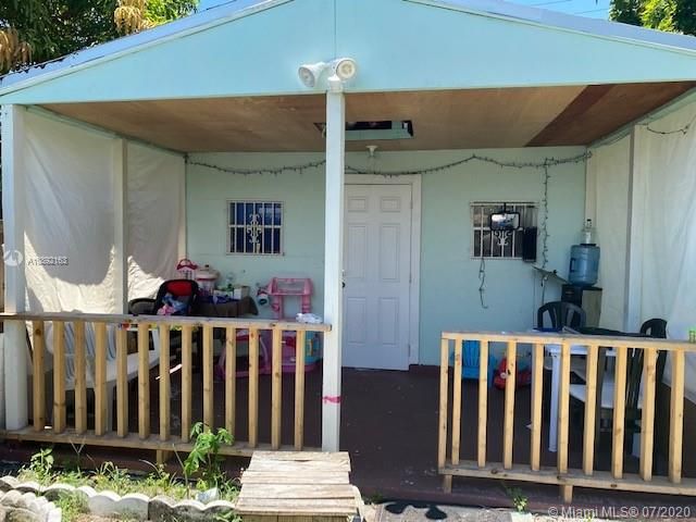 Недавно продано: $360,000 (5 спален, 3 ванн, 2124 Квадратных фут)