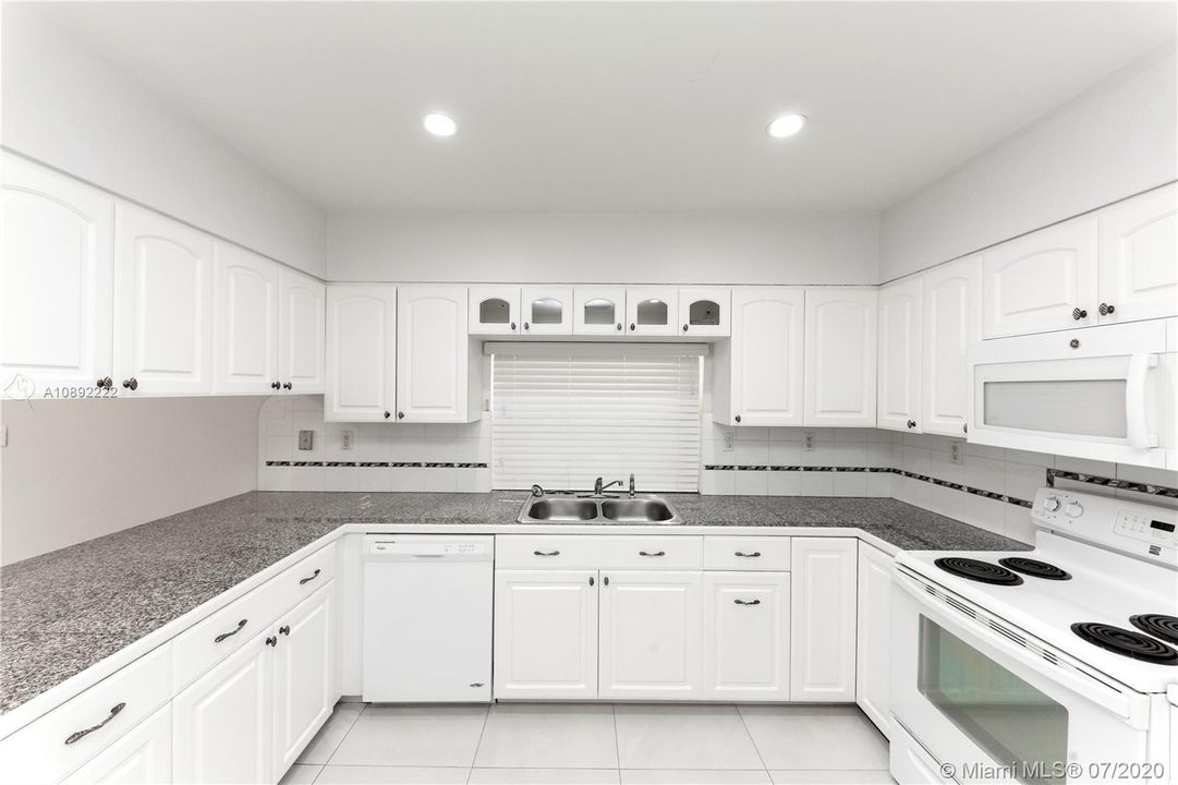 Недавно продано: $595,000 (3 спален, 2 ванн, 2081 Квадратных фут)