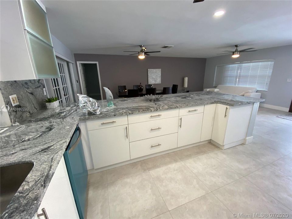 Недавно продано: $550,000 (3 спален, 2 ванн, 1727 Квадратных фут)