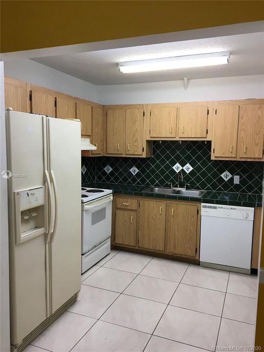 Недавно продано: $159,900 (2 спален, 2 ванн, 1098 Квадратных фут)