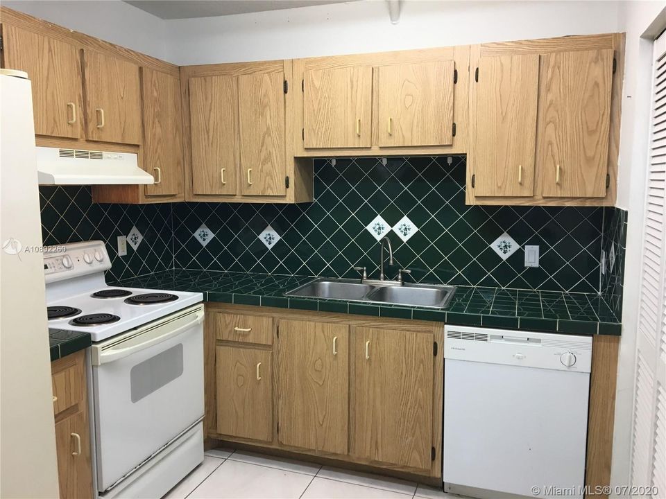 Недавно продано: $159,900 (2 спален, 2 ванн, 1098 Квадратных фут)