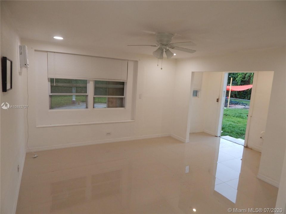 Recientemente alquilado: $1,800 (2 camas, 1 baños, 1242 Pies cuadrados)