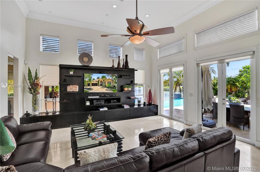 Vendido Recientemente: $959,000 (5 camas, 3 baños, 3810 Pies cuadrados)