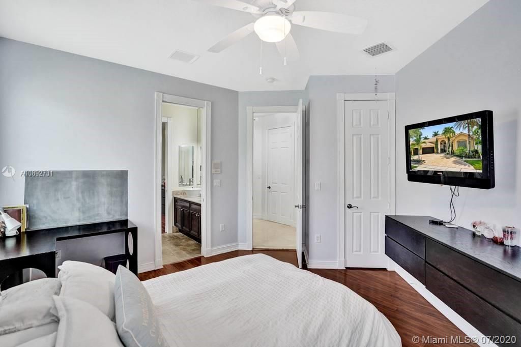 Vendido Recientemente: $959,000 (5 camas, 3 baños, 3810 Pies cuadrados)
