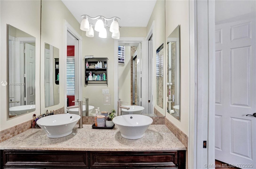 Vendido Recientemente: $959,000 (5 camas, 3 baños, 3810 Pies cuadrados)