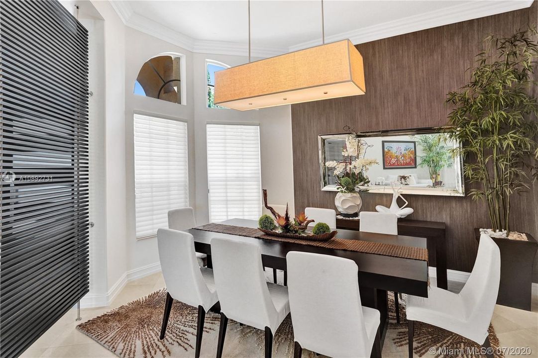 Vendido Recientemente: $959,000 (5 camas, 3 baños, 3810 Pies cuadrados)