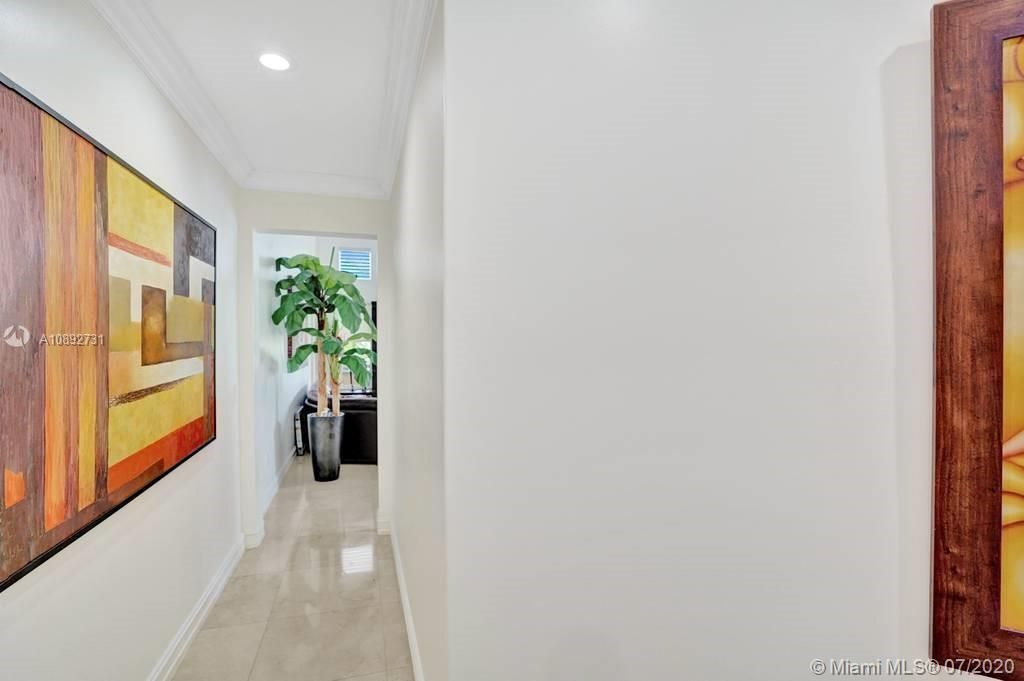 Vendido Recientemente: $959,000 (5 camas, 3 baños, 3810 Pies cuadrados)