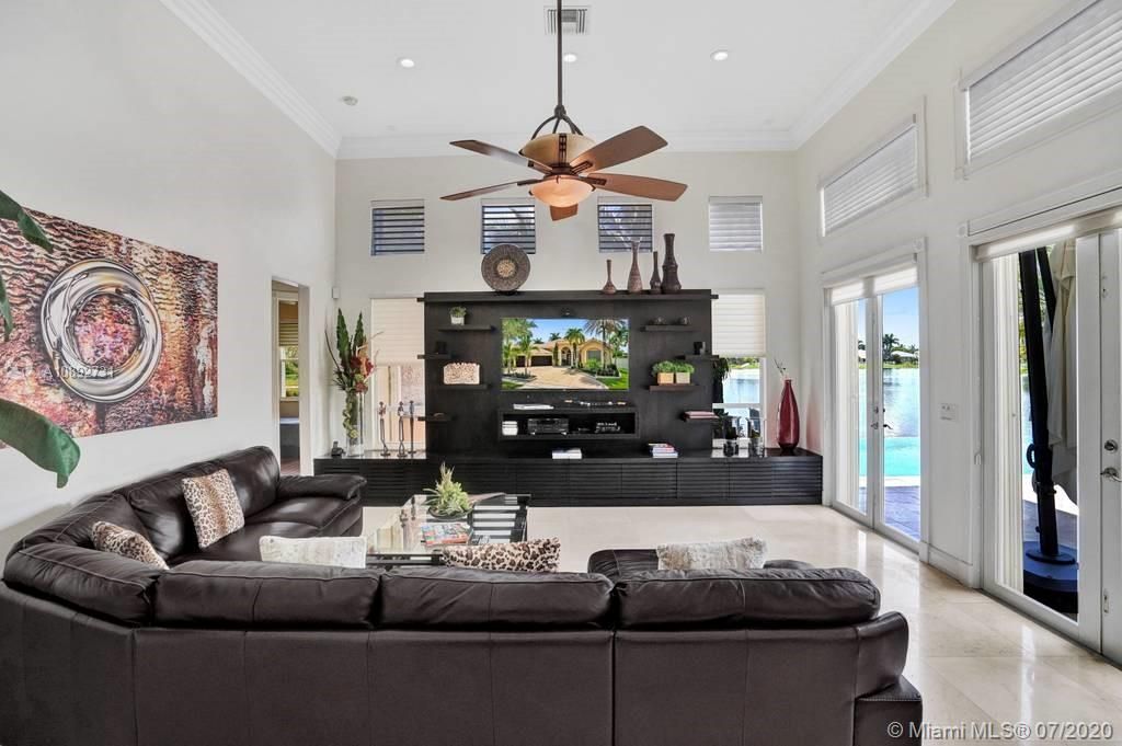 Vendido Recientemente: $959,000 (5 camas, 3 baños, 3810 Pies cuadrados)
