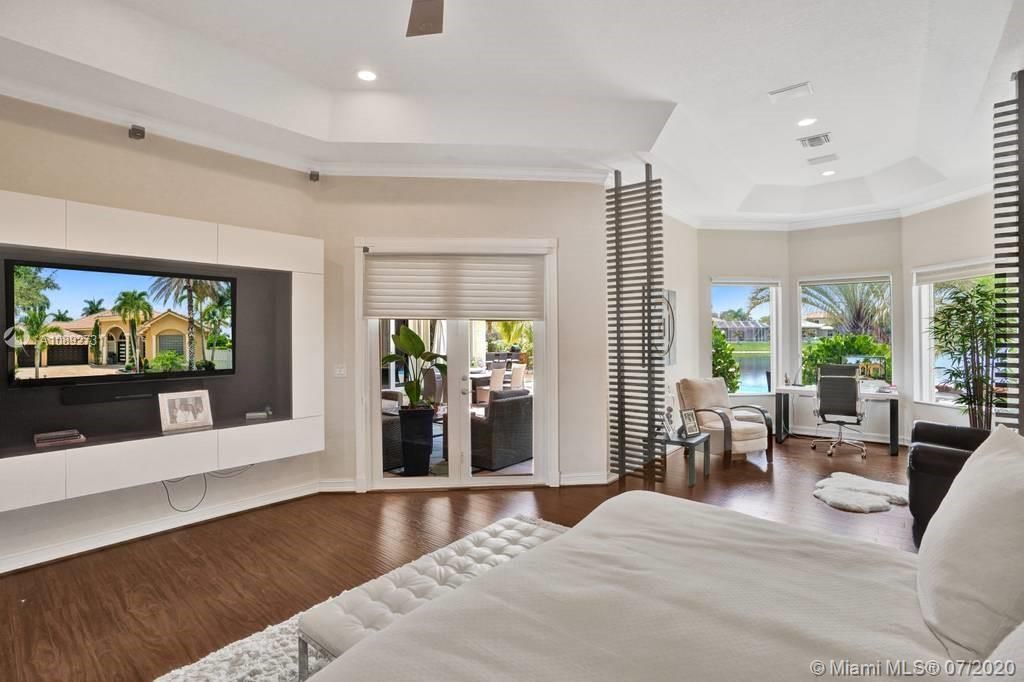 Vendido Recientemente: $959,000 (5 camas, 3 baños, 3810 Pies cuadrados)
