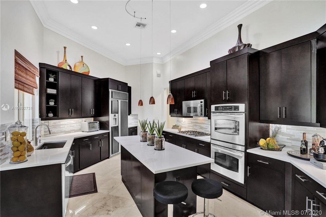 Vendido Recientemente: $959,000 (5 camas, 3 baños, 3810 Pies cuadrados)