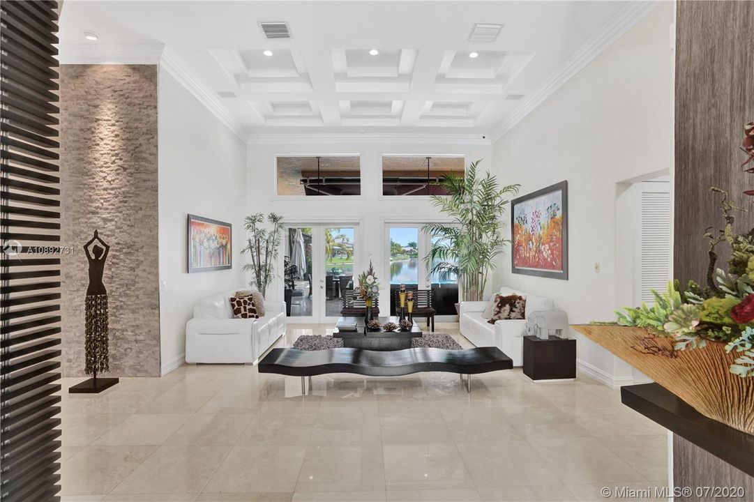 Vendido Recientemente: $959,000 (5 camas, 3 baños, 3810 Pies cuadrados)