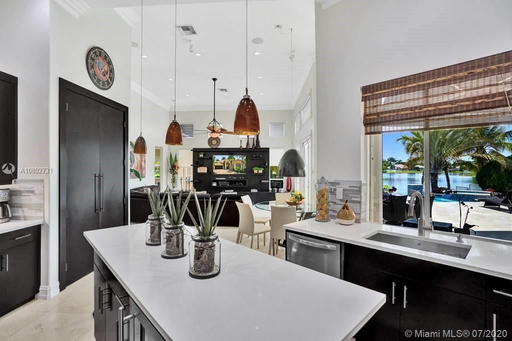 Vendido Recientemente: $959,000 (5 camas, 3 baños, 3810 Pies cuadrados)
