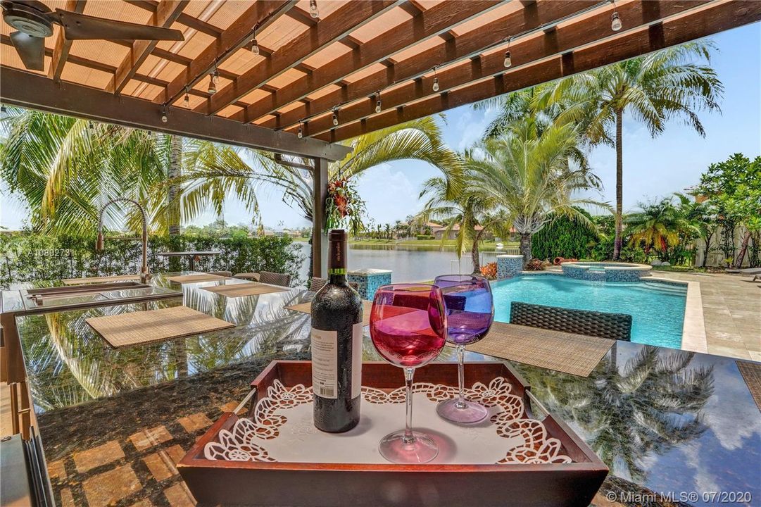 Vendido Recientemente: $959,000 (5 camas, 3 baños, 3810 Pies cuadrados)