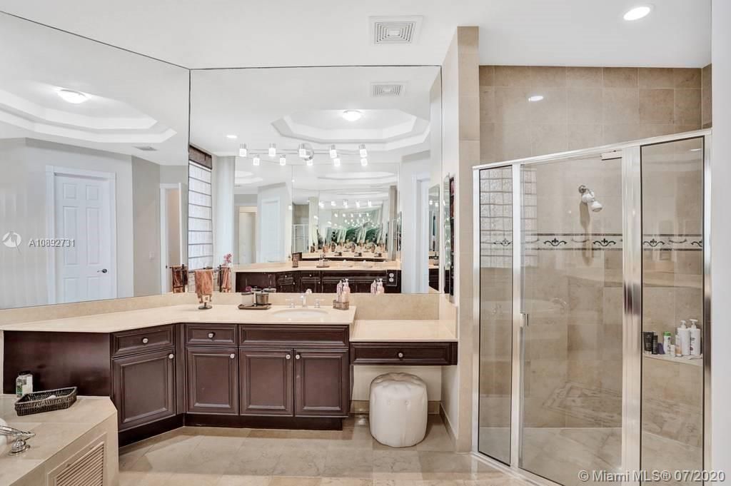 Vendido Recientemente: $959,000 (5 camas, 3 baños, 3810 Pies cuadrados)