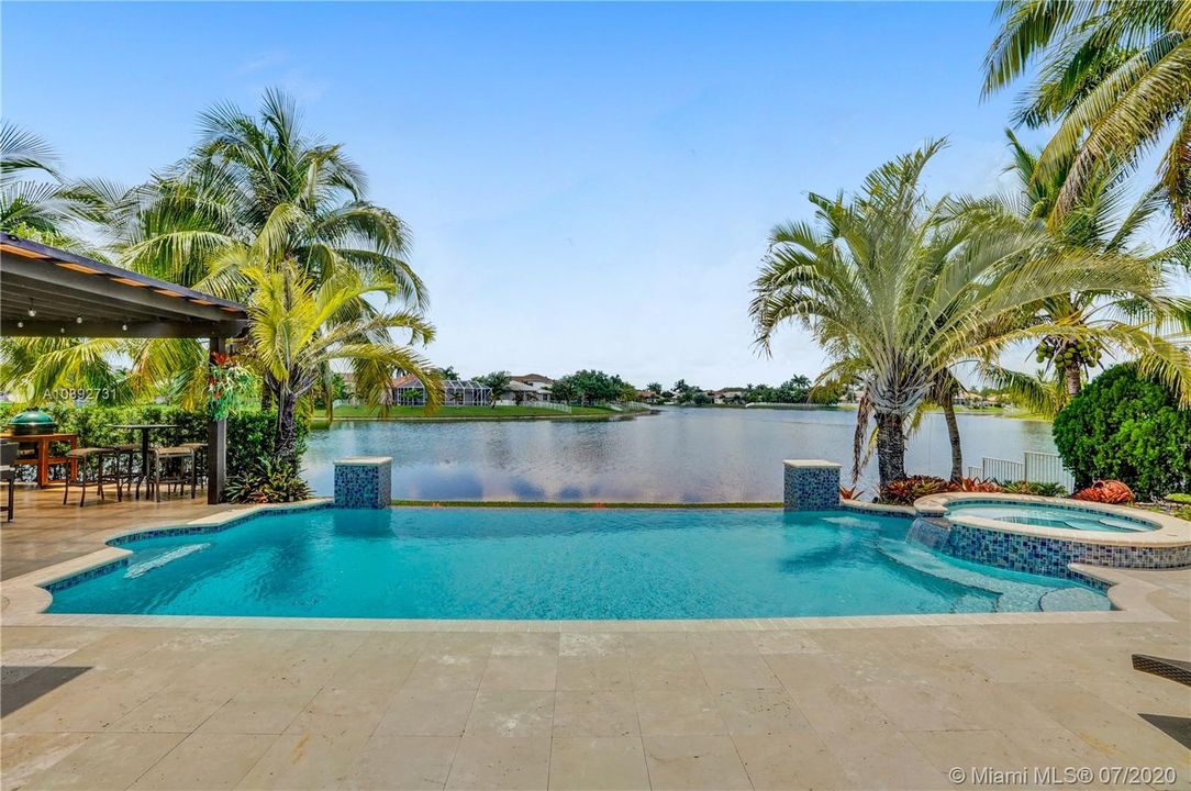 Vendido Recientemente: $959,000 (5 camas, 3 baños, 3810 Pies cuadrados)