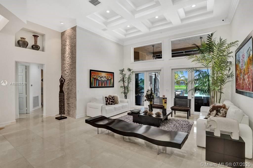 Vendido Recientemente: $959,000 (5 camas, 3 baños, 3810 Pies cuadrados)