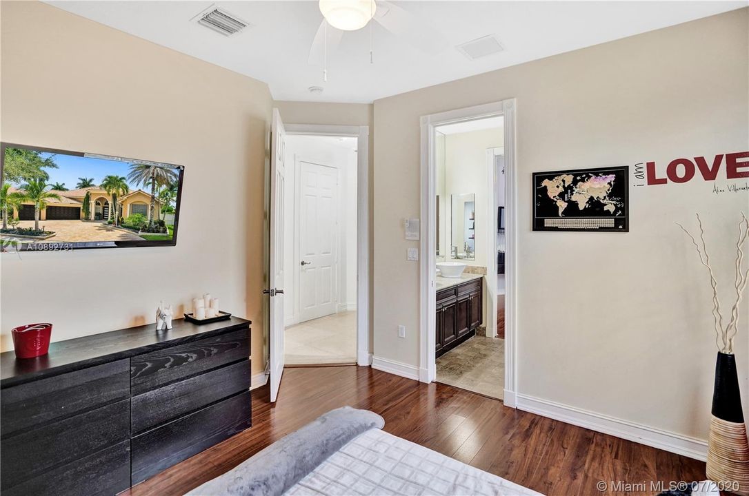 Vendido Recientemente: $959,000 (5 camas, 3 baños, 3810 Pies cuadrados)