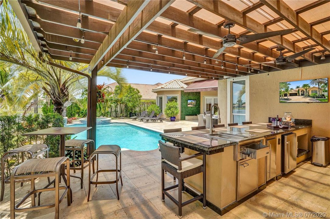 Vendido Recientemente: $959,000 (5 camas, 3 baños, 3810 Pies cuadrados)