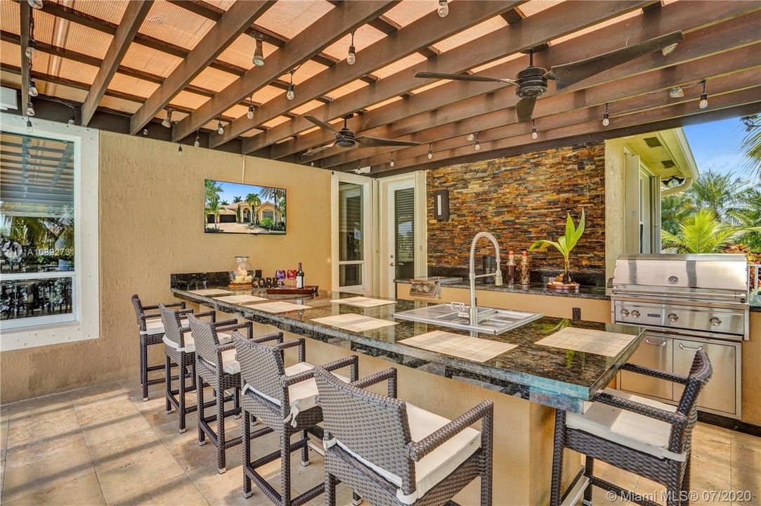 Vendido Recientemente: $959,000 (5 camas, 3 baños, 3810 Pies cuadrados)