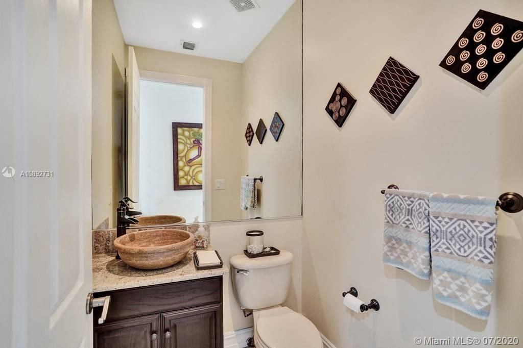 Vendido Recientemente: $959,000 (5 camas, 3 baños, 3810 Pies cuadrados)
