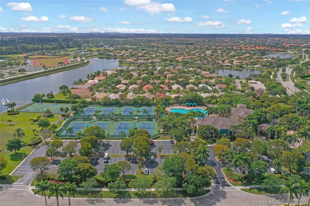 Vendido Recientemente: $959,000 (5 camas, 3 baños, 3810 Pies cuadrados)