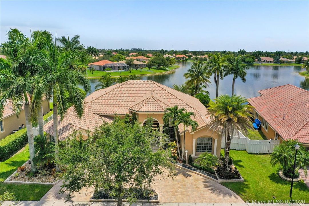Vendido Recientemente: $959,000 (5 camas, 3 baños, 3810 Pies cuadrados)