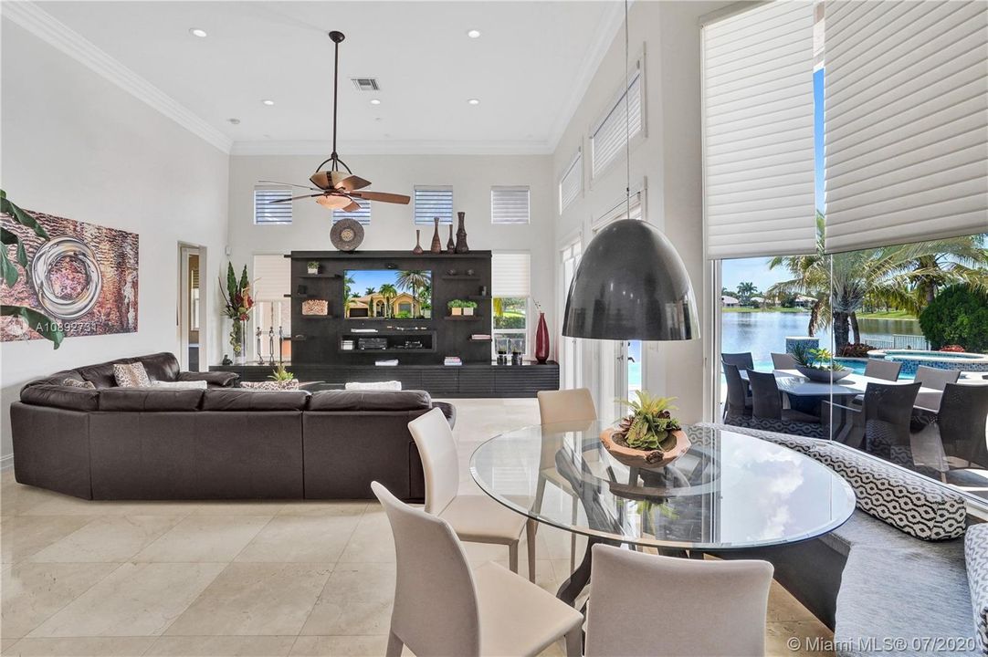 Vendido Recientemente: $959,000 (5 camas, 3 baños, 3810 Pies cuadrados)