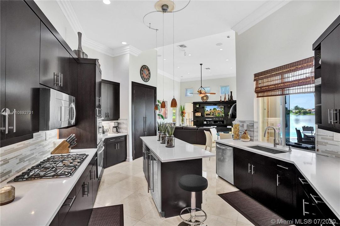 Vendido Recientemente: $959,000 (5 camas, 3 baños, 3810 Pies cuadrados)
