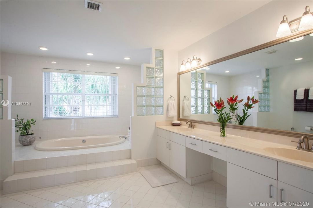 Recently Rented: $4,500 (4 beds, 2 baths, 2885 Square Feet)