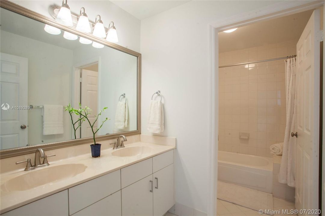 Recently Rented: $4,500 (4 beds, 2 baths, 2885 Square Feet)