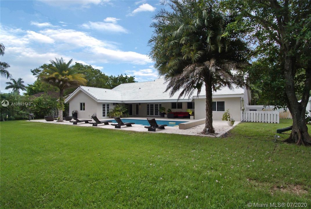 Vendido Recientemente: $1,000,000 (4 camas, 2 baños, 3041 Pies cuadrados)
