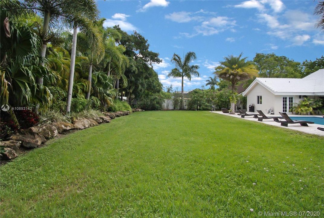 Vendido Recientemente: $1,000,000 (4 camas, 2 baños, 3041 Pies cuadrados)