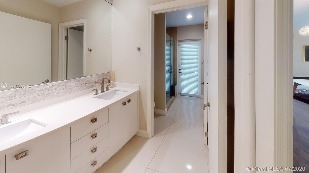 Vendido Recientemente: $1,000,000 (4 camas, 2 baños, 3041 Pies cuadrados)