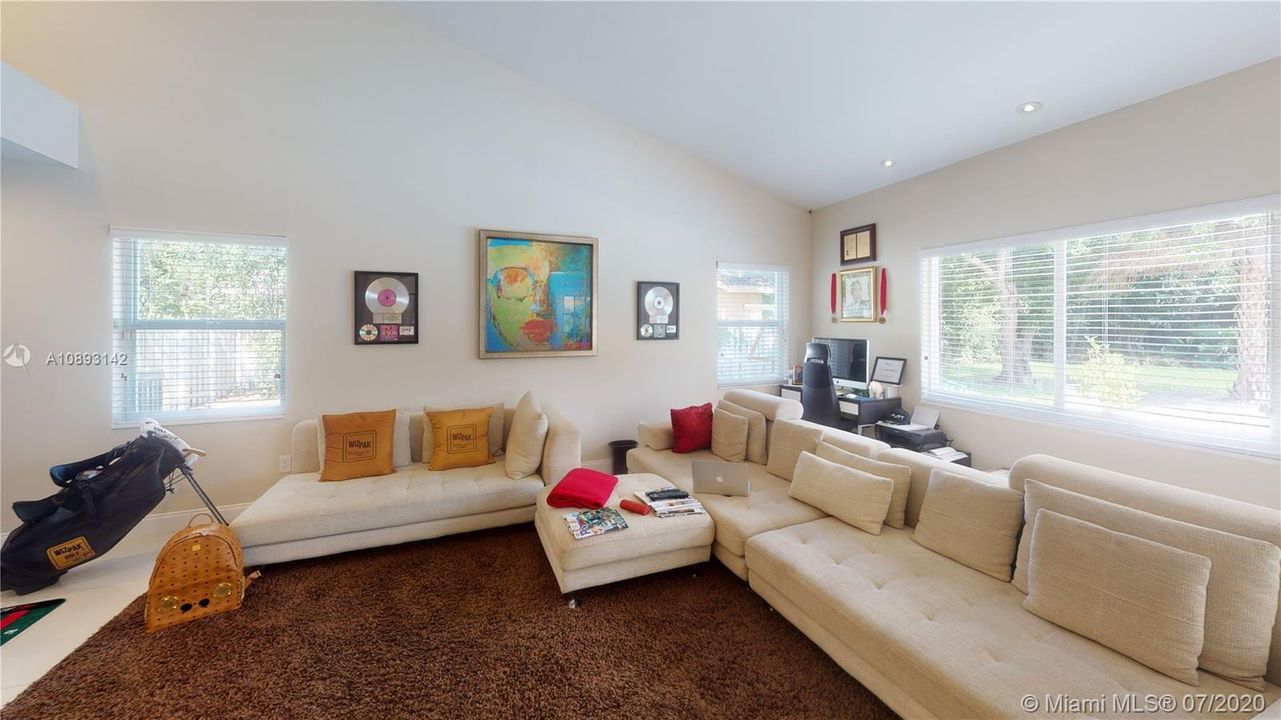Vendido Recientemente: $1,000,000 (4 camas, 2 baños, 3041 Pies cuadrados)